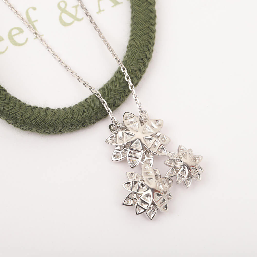 V*n Cl**f & Arpels Lotus pendant, 3 flowers