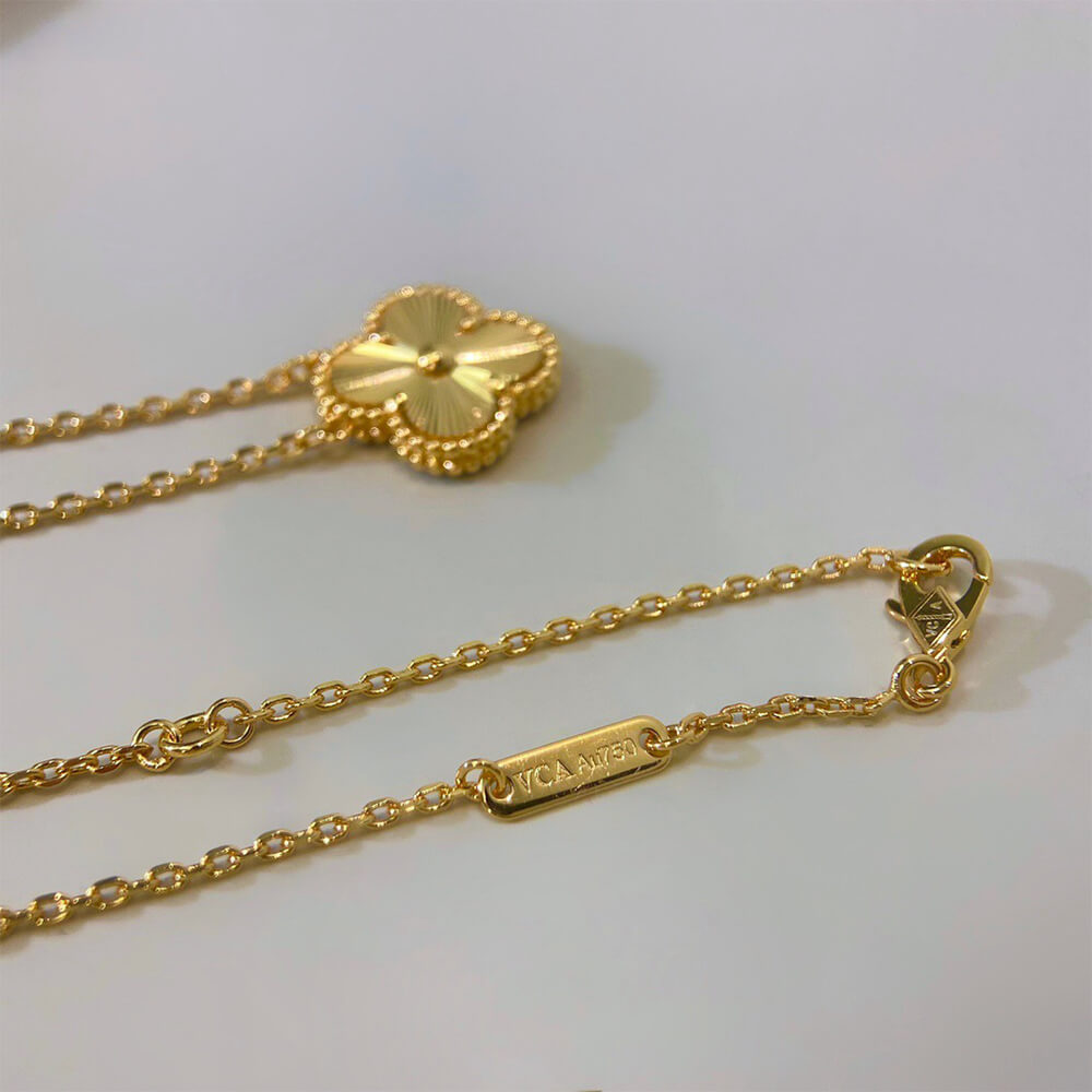 VCA Vintage Alhambra pendant