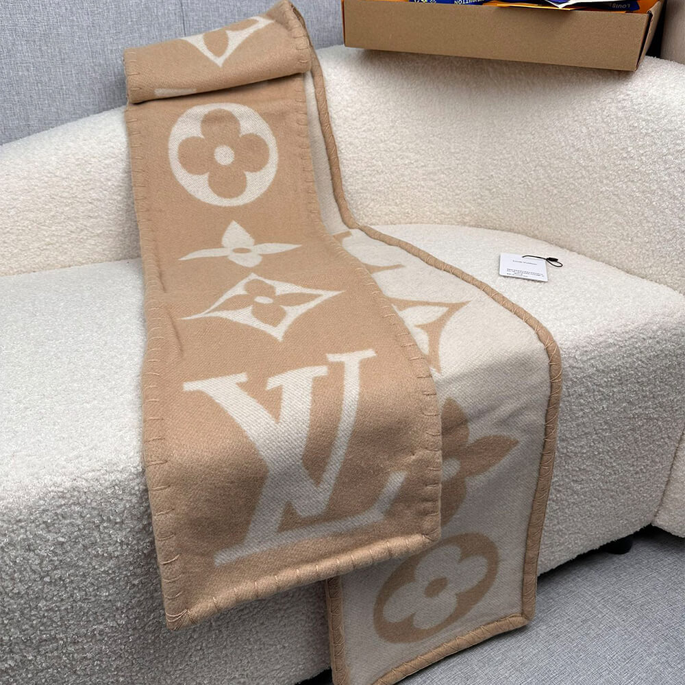 LV sweet dream Scarf