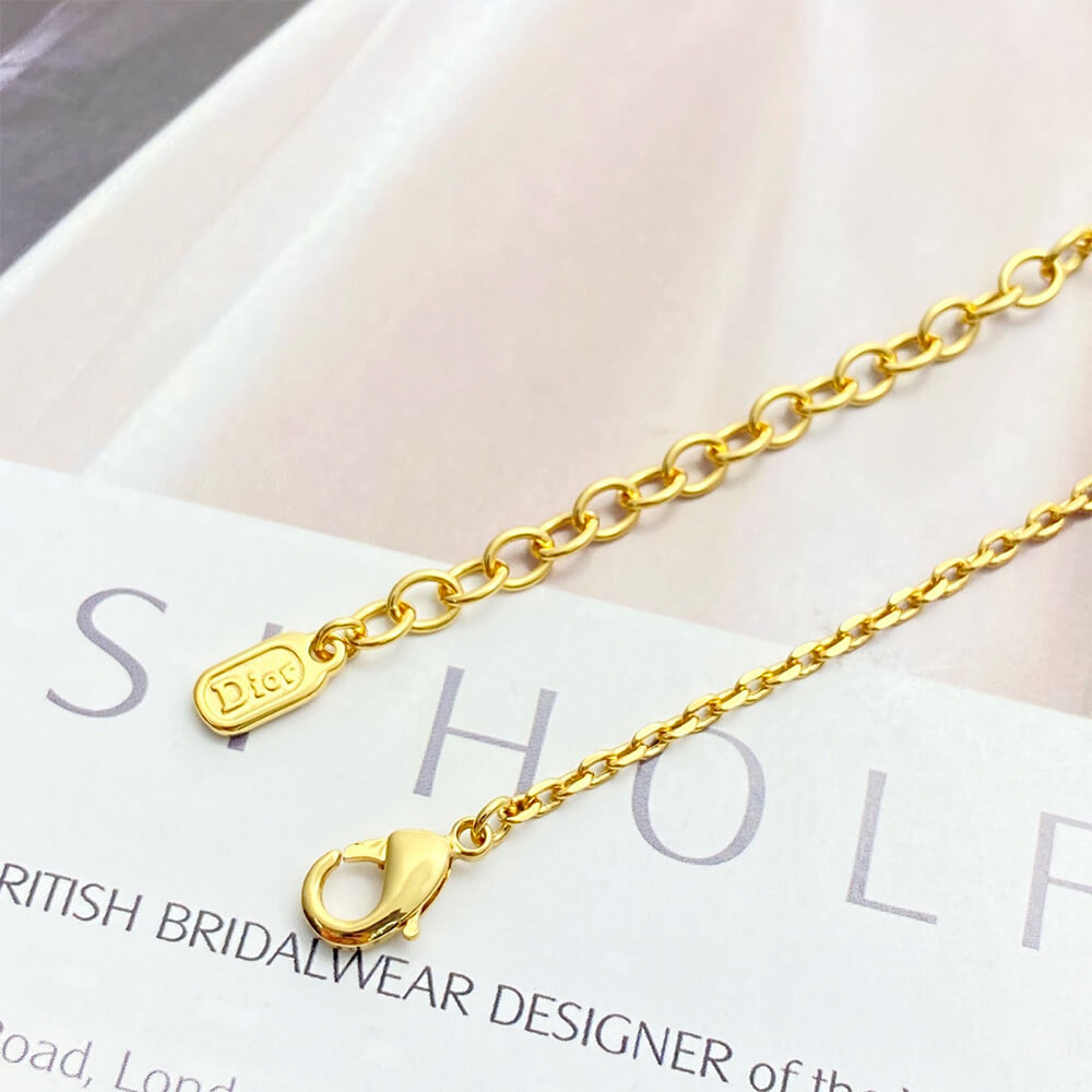 D10r Daisy necklace