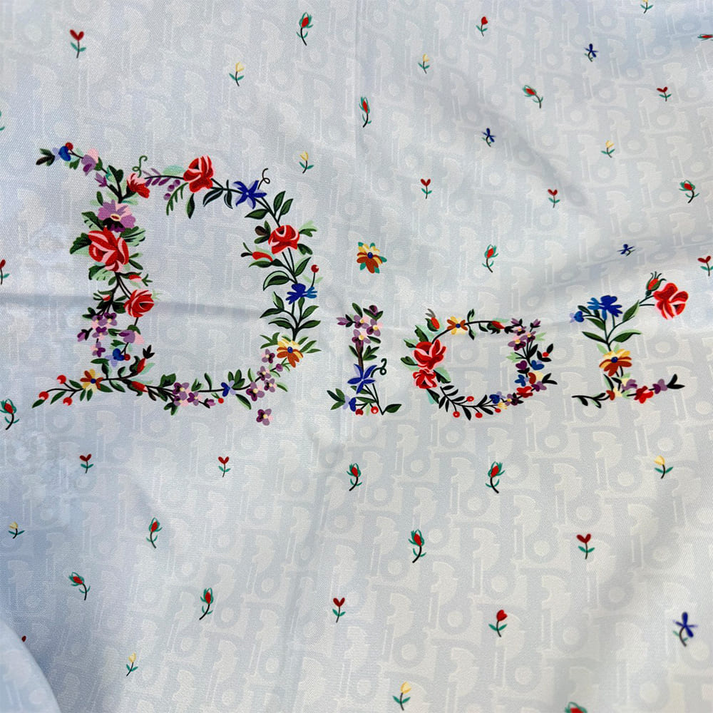 D10ramour Revolution Flowers 90 Square Scarf