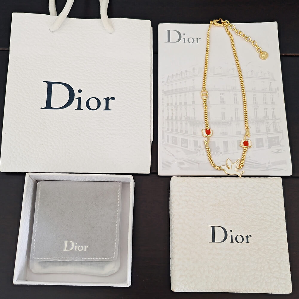 D10r Daisy necklace