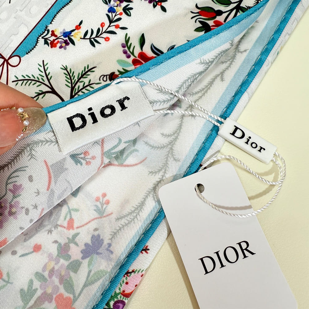 D10ramour Revolution Flowers 90 Square Scarf