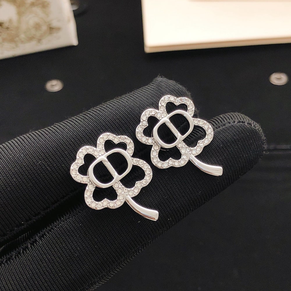 D10r CD Shiny Clover Earrings