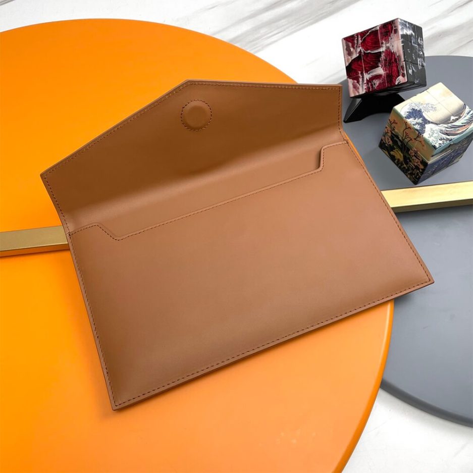Y51 UPTOWN POUCH IN GRAIN DE POUDRE EMBOSSED LEATHER