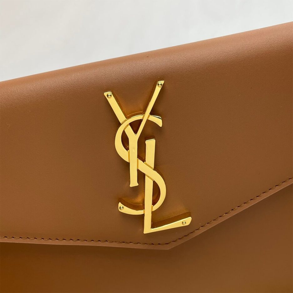 Y51 UPTOWN POUCH IN GRAIN DE POUDRE EMBOSSED LEATHER
