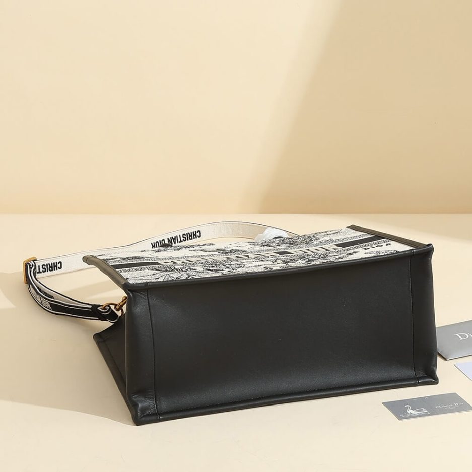 Medium D10r Book Tote