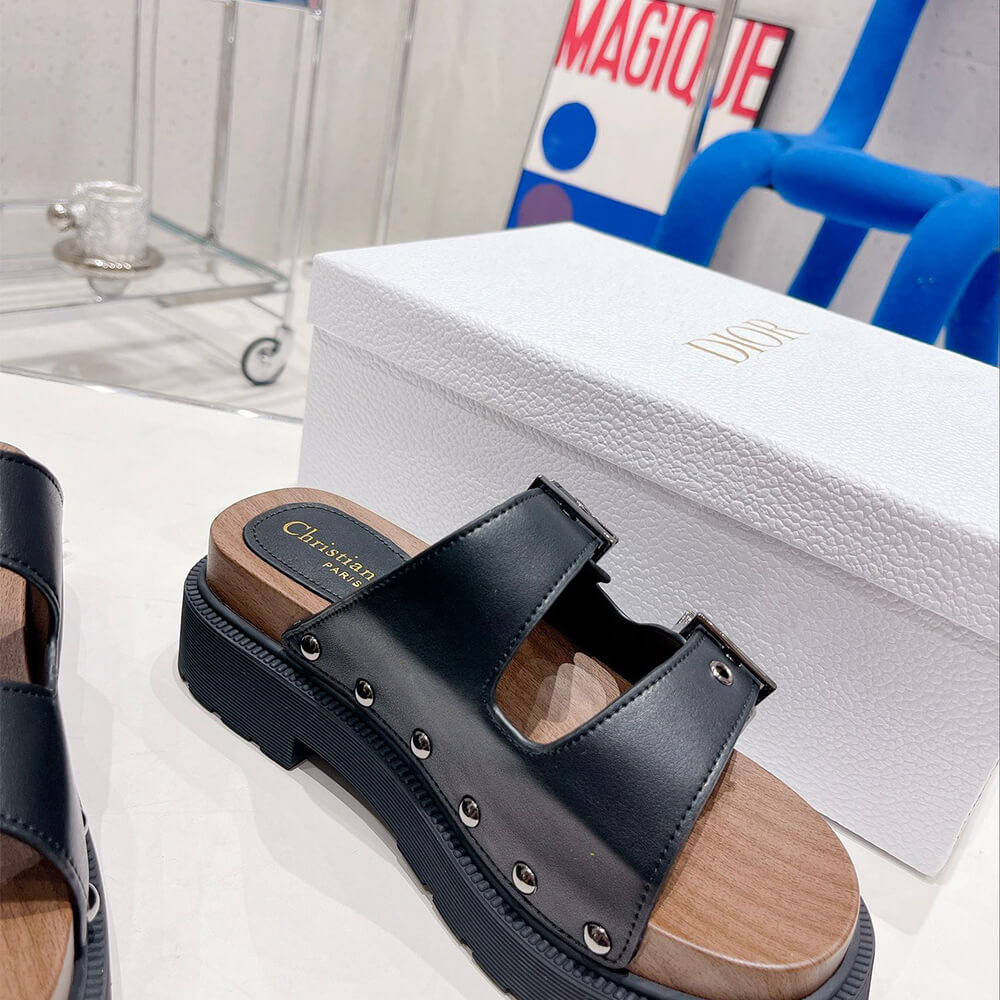 D10rQUAKE STRAP SANDAL