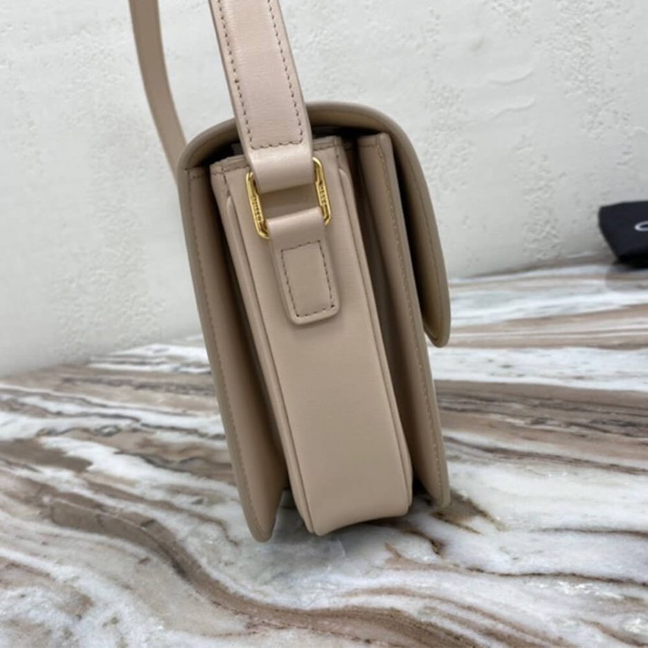 Ce1i*e CLASSIQUE TRIOMPHE BAG IN CALFSKIN