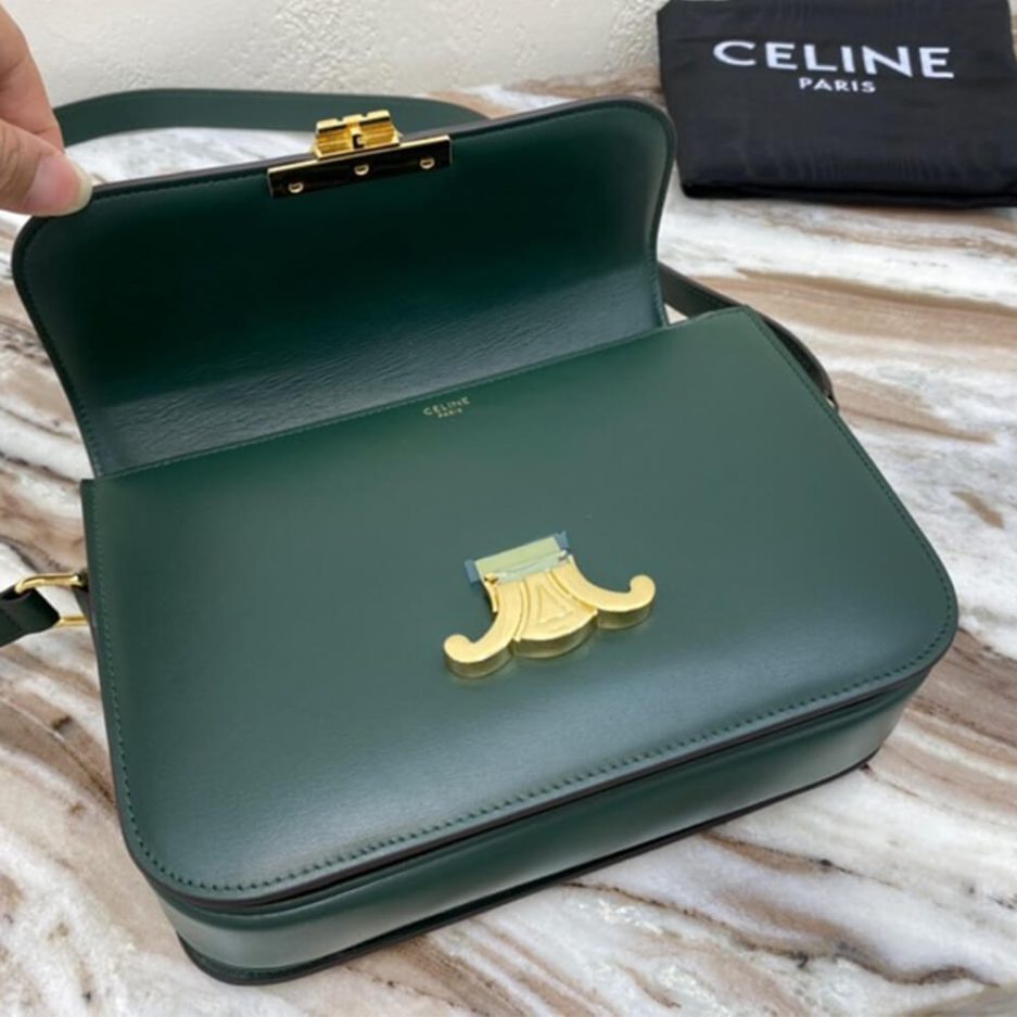 Ce1i*e CLASSIQUE TRIOMPHE BAG IN CALFSKIN